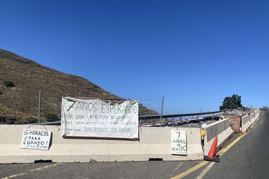 Pancartas en la carretera que une Telde con San Roque por unas obras inacabadas desde hace 7 años/TA.